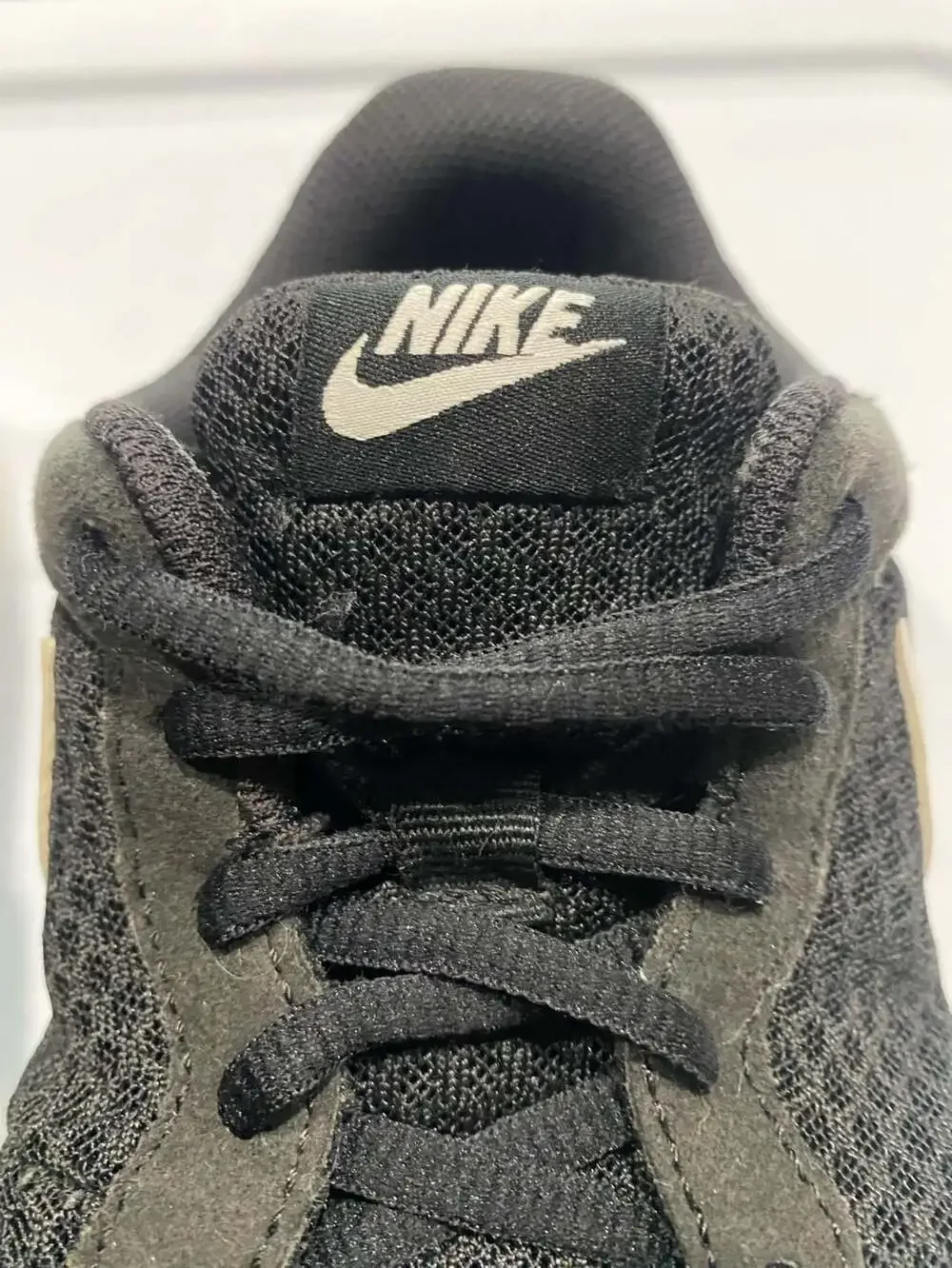 Nike Tanjun Size 8 Black White Casual Sneakers